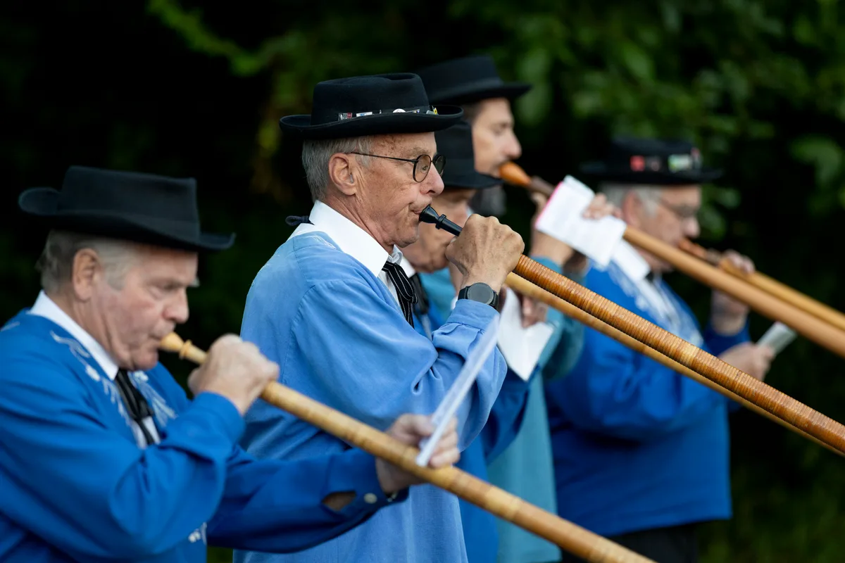 … und das Schweizer Nationalinstrument… Mehrere Männer blasen in ihr Alphorn.